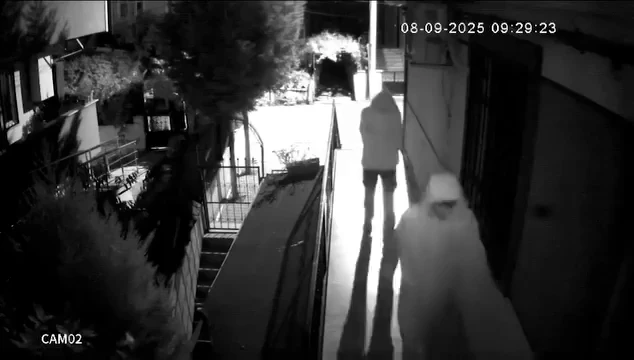 Hırsızlık için girdiği binada kapıları açamayınca terliklerini bırakıp ayakkabı çaldı