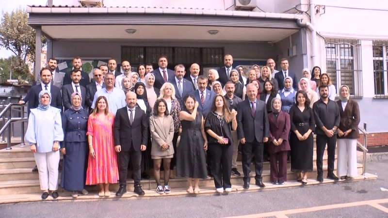 İstanbul- Milli Eğitim Bakanı Tekin, mektupla kendisini okullarına davet eden öğrencileri ziyaret etti
