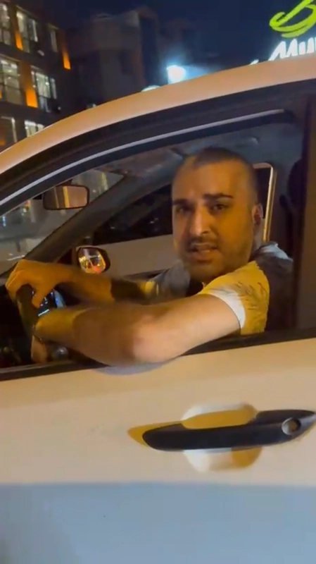 İstanbul-Üsküdar’da sürücünün trafikte yol verme kavgasında biber gazı sıktığı anlar kamerada 