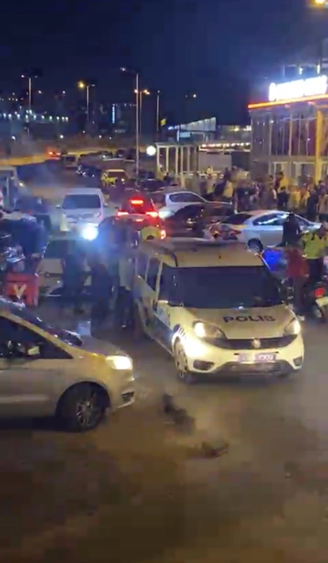 Polise mukavemet kamerada; 3 tutuklama