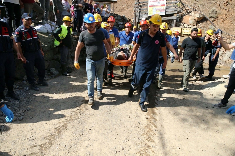 Krom madeninde mahsur kalan 2 işçi, 25 saat sonra kurtarıldı/ Ek fotoğraflar