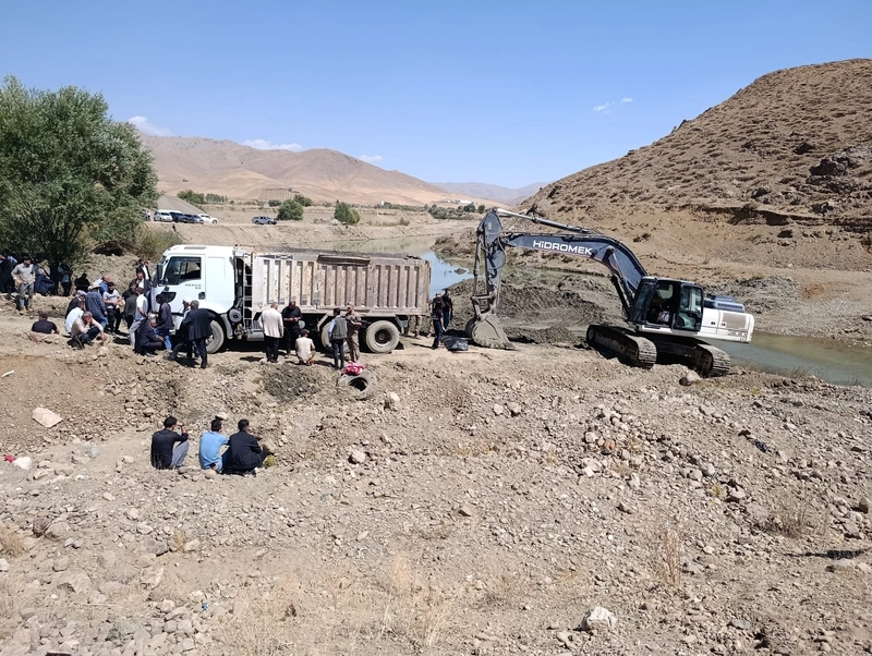 İş makinesinin kovasına bakım yaparken kamyon çarpan operatör öldü