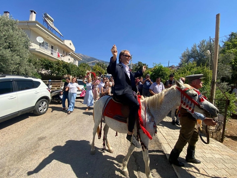 Alman damat, düğünde Türk geleneklerine göre gelini at üzerinde aldı