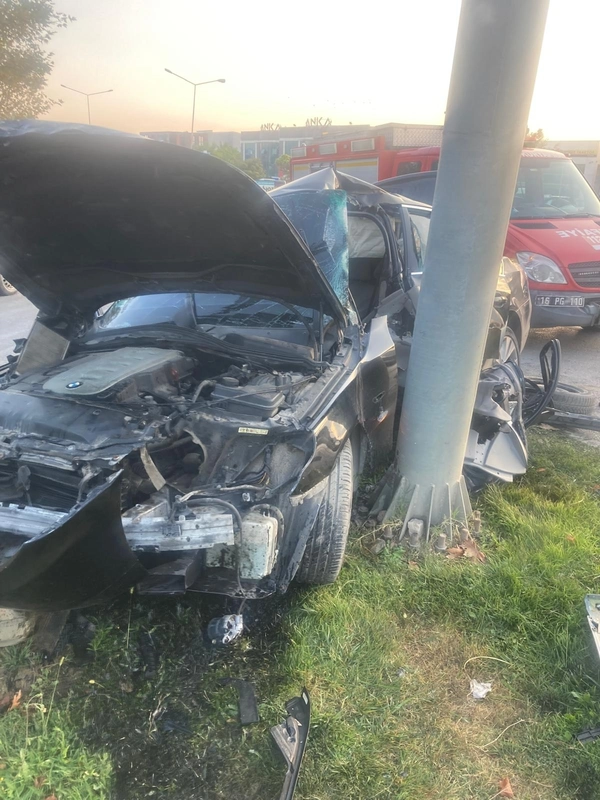 Yön levhası direğine çarpan otomobilin sürücüsü ağır yaralandı