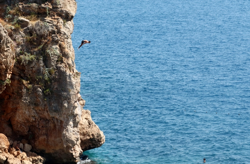Antalya- Sıcak havada deniz keyfi, falezlerde tehlikeli atlayış /Video eklendi 