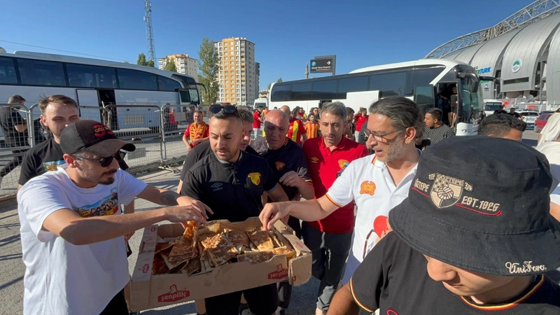 Kayserispor taraftarı, deplasmana gelen Göztepe taraftarına yemek ve tatlı ikram etti