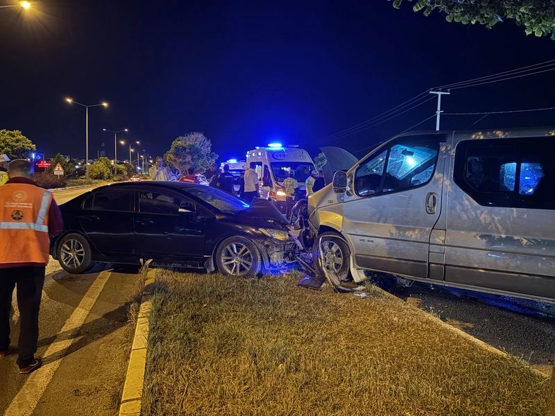 Sivas’ta minibüs ile otomobil çarpıştı; 3’ü futbolcu 5 kişi yaralandı