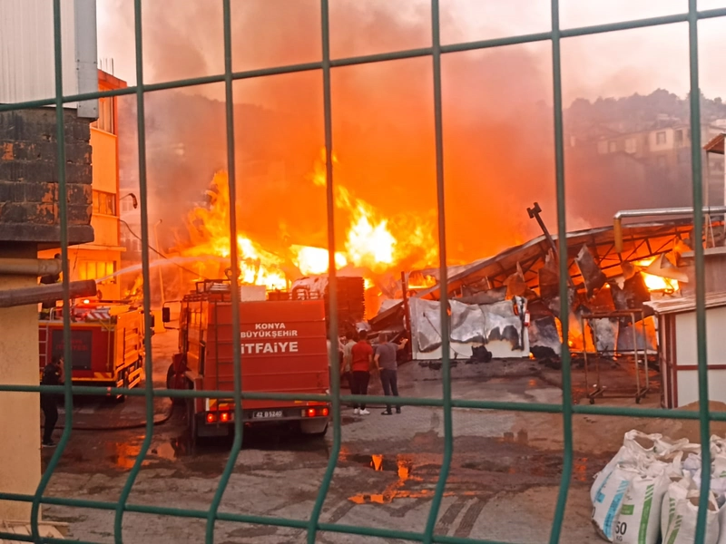 Silah fabrikasının deposunda çıkan yangın söndürüldü