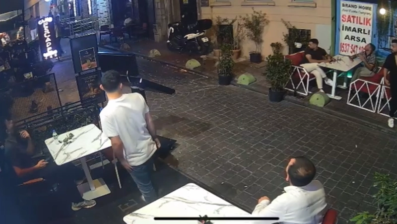 İstanbul - Taksim’de kapısının önüne park edilen motosiklete önce çorba döktü sonra tekme attı 