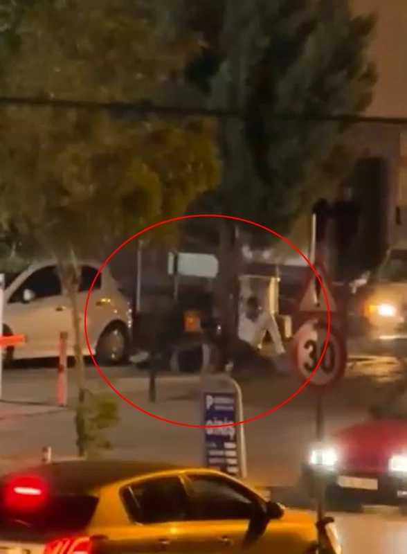 Kavga ettikleri kişiyi dakikalarca darbettiler; o anlar kamerada