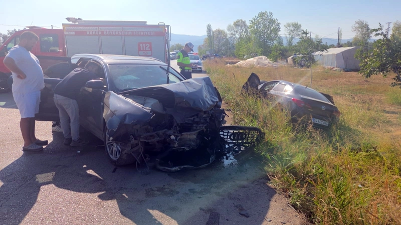 Bursa’da iki otomobil kafa kafaya çarpıştı: 4 yaralı