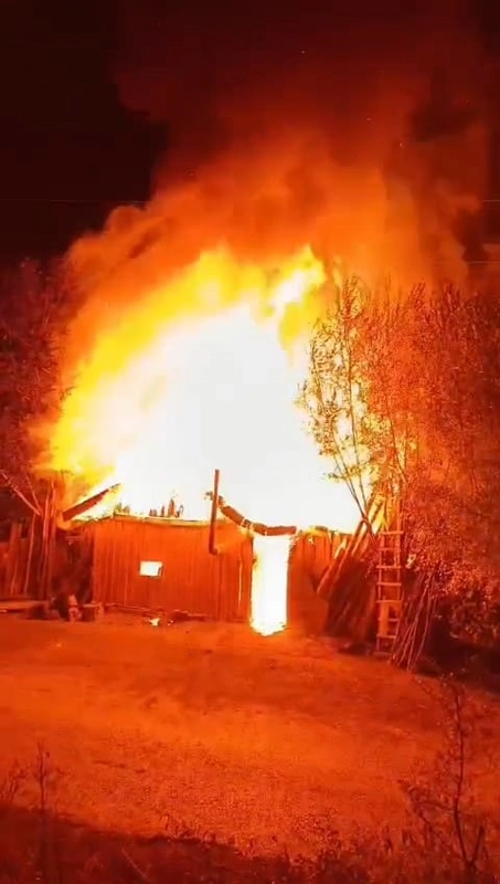 Bağ evi alev alev yandı