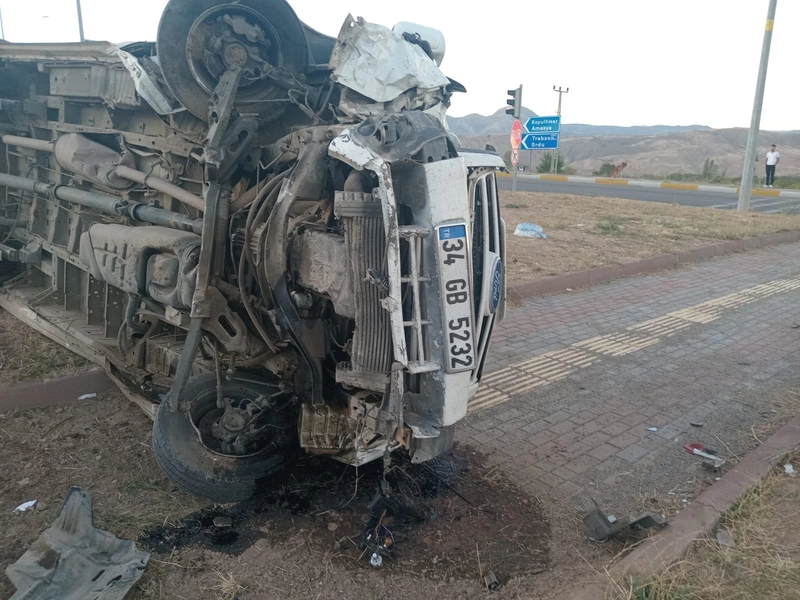 Tarım işçilerini taşıyan minibüs, otomobille çarpıştıktan sonra devrildi: 15 yaralı
