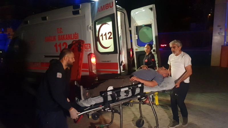 Düzce- Çatıya çıkan komşularının kızını kurtarmak isteyen 2 kişi yaralandı /Video eklendi 