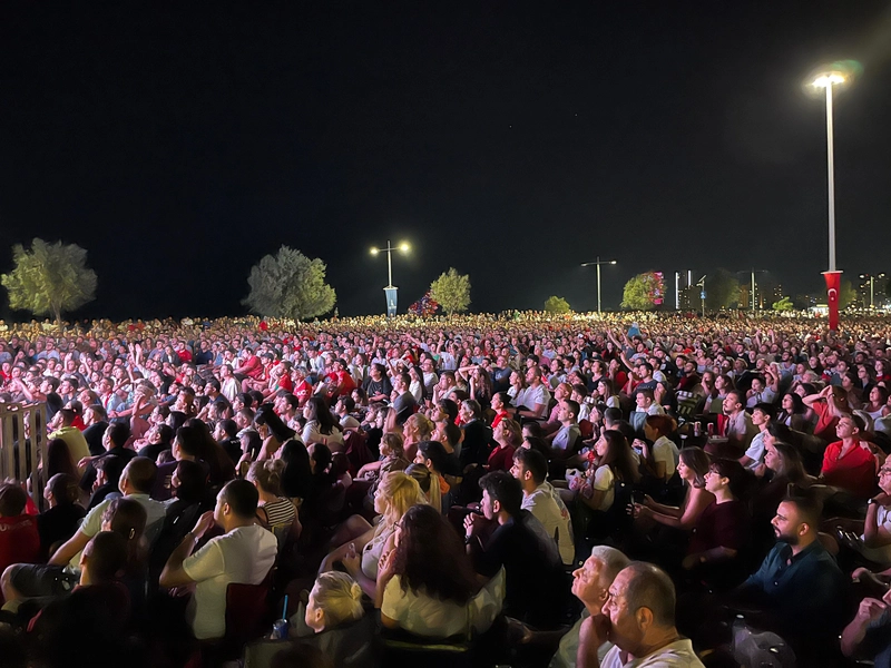 Final müsabakası meydanlarda takip edildi