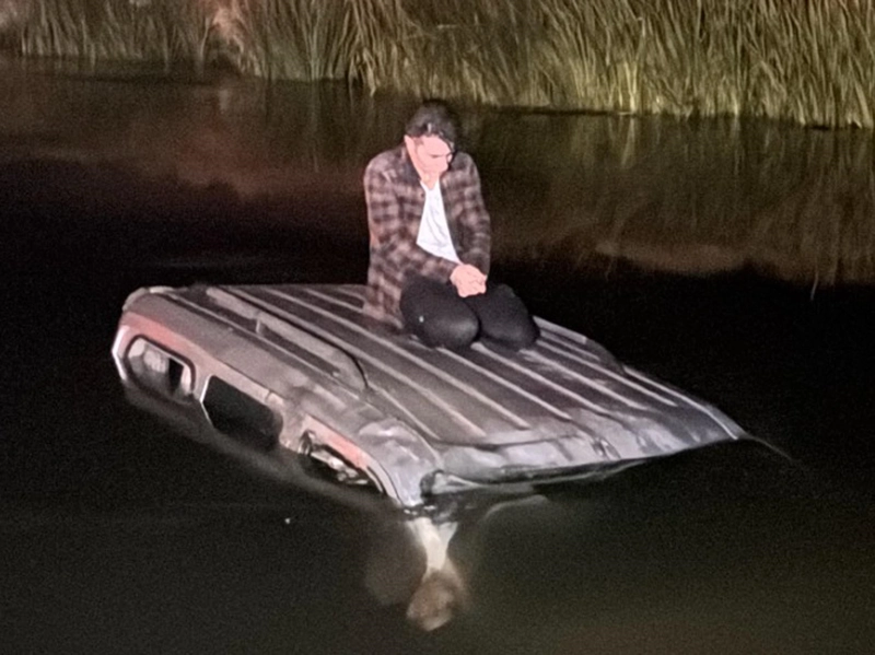 Hafif ticari araçla Karasu Nehri’ne düşen sürücü kurtarılmayı bekledi