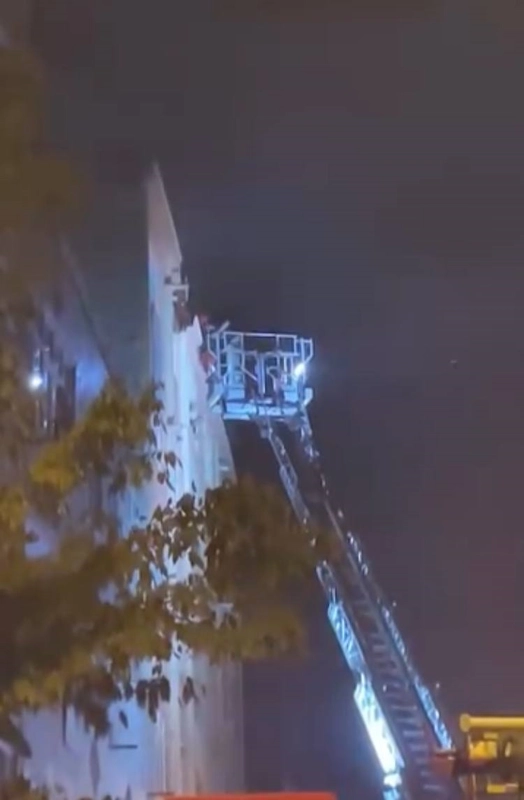 İstanbul - Küçükçekmece’de 5 katlı binada çıkan yangında mahsur kalan 3 kişi kurtarıldı