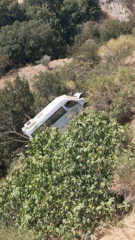 Servis minibüsü, uçuruma yuvarlandı: 4