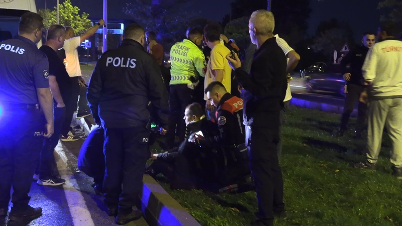 Refüjdeki çimler sulanırken, ıslanan yolda motosikletli iki yunus ekibi kaza yaptı: 4 yaralı