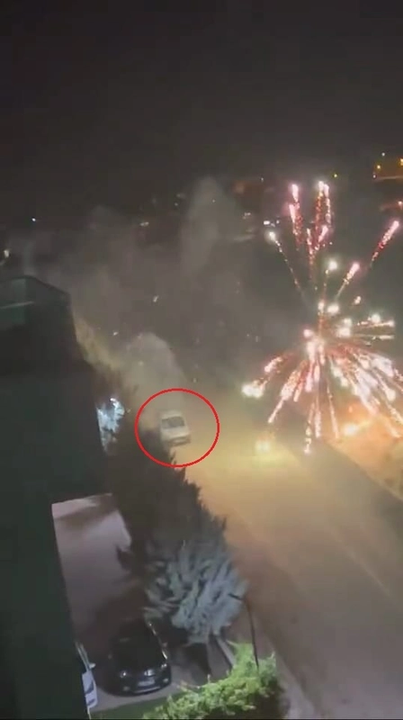 Araçtan atılan havai fişek yangına neden oldu; o anlar kamerada