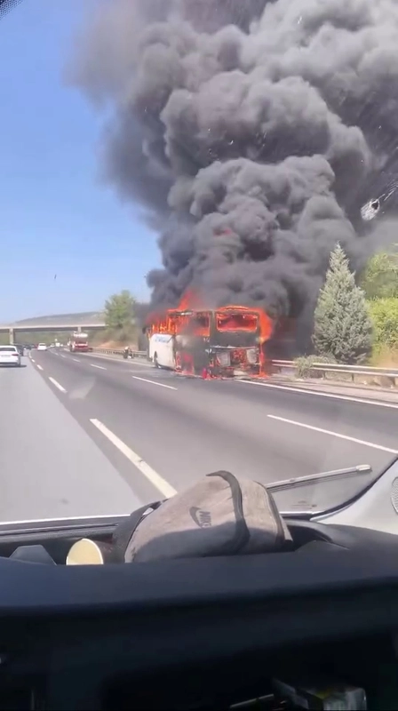 Otoyolda yolcu otobüsü alev alev yandı