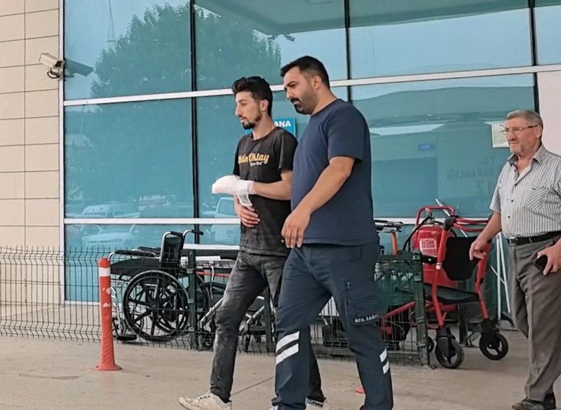 Elini yatar testereye kaptıran iş yeri sahibi yaralandı