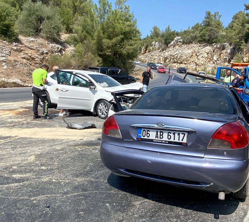 Otomobiller çarpıştı: 8 yaralı