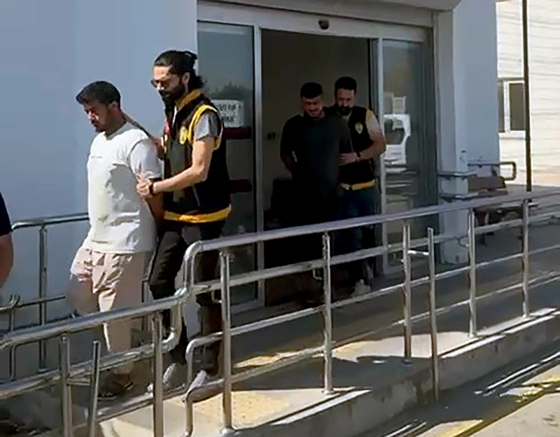 Ev kurşunlayan şüpheliler güvenlik kamerasından tespit edilip, yakalandı