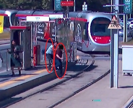 Tramvayı fark etmeyip karşıya geçmek isteyen vatandaşı, güvenlik görevlisi kurtardı; o anlar kamerada