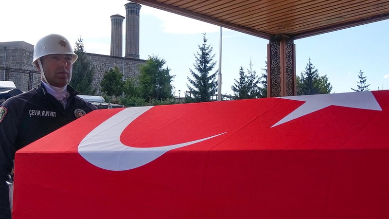 Aort damarı yırtılan trafik polisi, son yolculuğuna uğurlandı