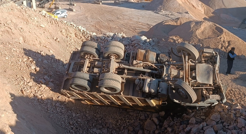 Bursa’da hafriyat yüklü kamyon devrildi, 1 yaralı