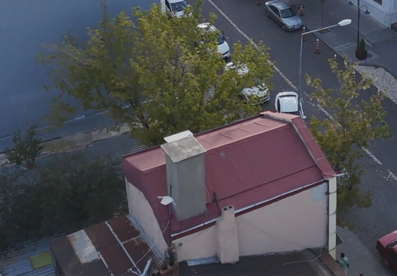 Meyve ağaçları, kafenin ortasında kaldı