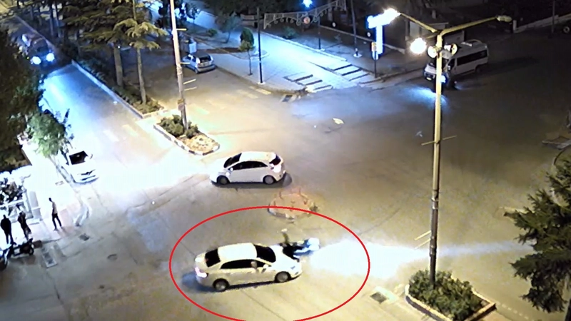 Motosiklete çarpan otomobilin sürücüsünün kaçtığı kaza kamerada