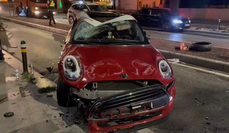 İstanbul - Kadıköy’de ağaca çarpan otomobil takla attı: 2 yaralı