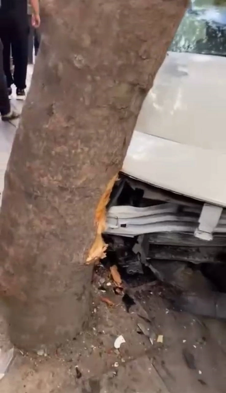 İstanbul - Bayrampaşa’da kaldırımdan yola atlayan çocuğa otomobil çarptı, o anlar kamerada