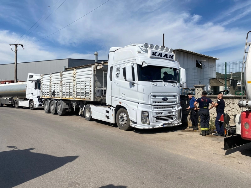 Damperi elektrik tellerine temas edince akıma kapılan kamyon sürücüsü ağır yaralı