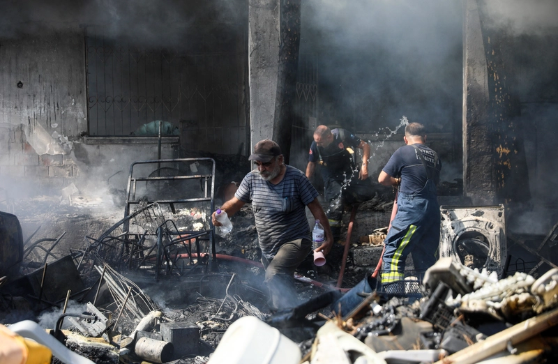 Her şeyini kaybettiği yangına müdahale eden itfaiyecilere su taşıdı