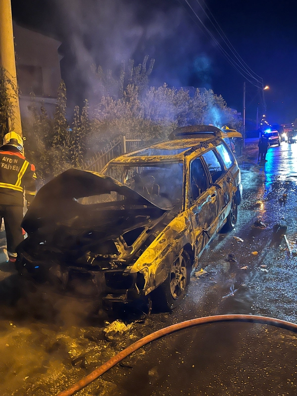 Yolda kalıp, tekrar çalıştırılmak istenen otomobil alev aldı