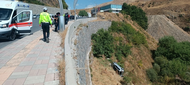 Otomobil uçuruma yuvarlandı: 2 yaralı