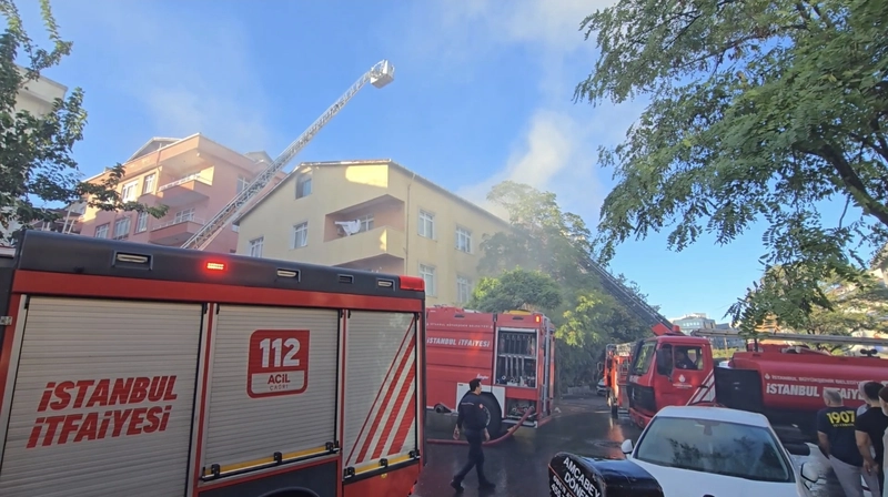 İstanbul- Üsküdar’da çatıda başlayan yangın, bitişikteki binaya sıçradı