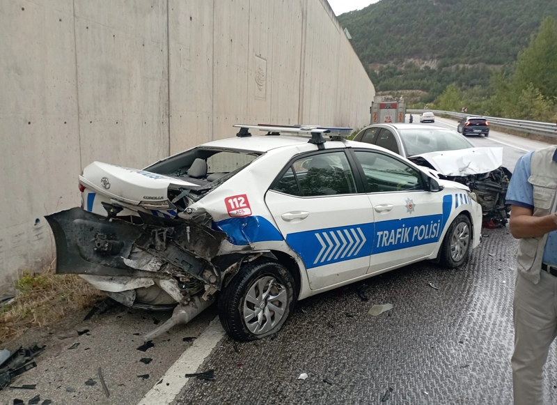 Kazaya müdahale eden polislerin aracına otomobil çarptı; 2