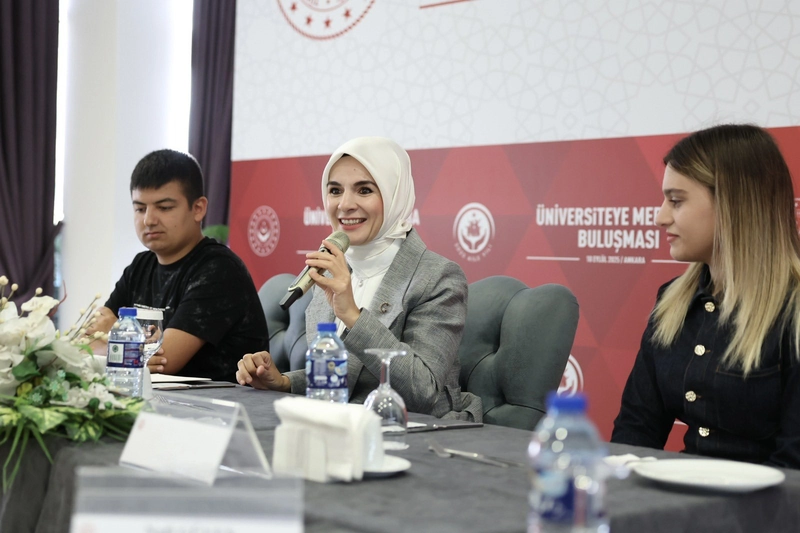 Bakan Göktaş, devlet korumasında yetişen üniversitelilerle buluştu