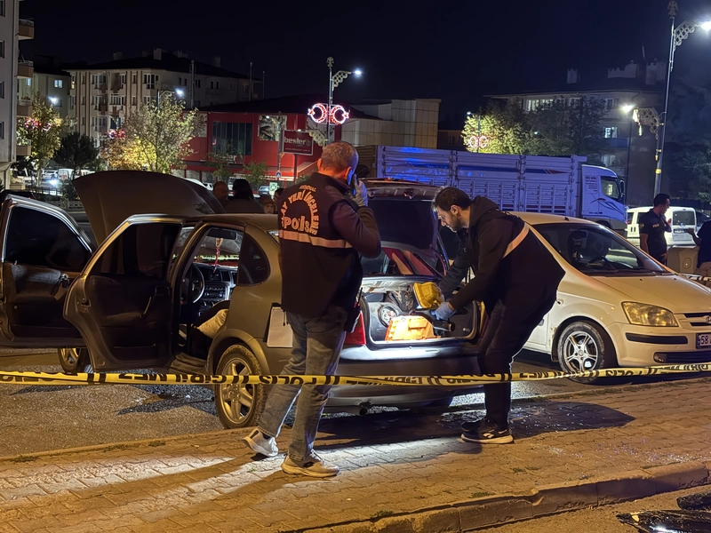 İçerisinde 3 çocuğun bulunduğu park halindeki otomobilde çakmak gazı patladı; 3 yaralı