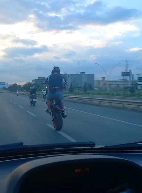 Motosikletlilerin tehlikeli yolculuğu kamerada