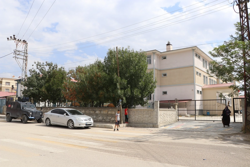 Bıçakla sınıfa girip, 2 öğretmeni yaraladı