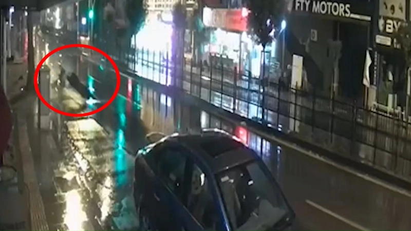 Sürüklenen motosikletlinin otomobilin altına girdiği kaza kamerada