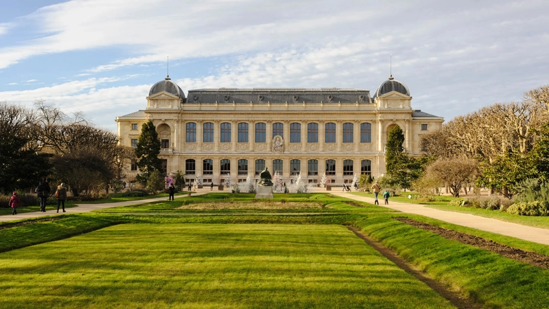 Paris’te müzeden 700 bin dolarlık altın çalındı