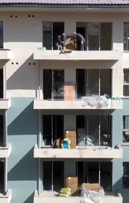 TOKİ konutlarında sağlam seramikleri aşağı atıp kıran işçilerin işine son verildi