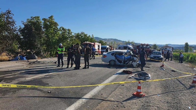 İki otomobil kafa kafaya çarpıştı; 3 ölü, 2 yaralı