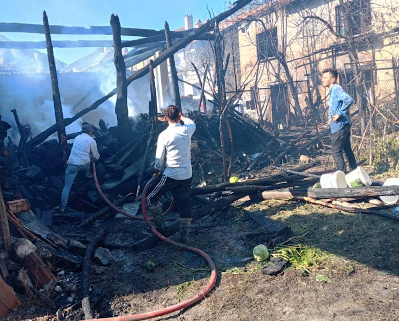 Otomobilden sıçrayan alevler, 3 evi yaktı